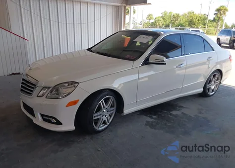 2010 Mercedes-Benz E 550 z USA, uszkodzony, nr VIN WDDHF7CB3AA033244